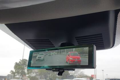 El retrovisor del Nissan Leaf se puede convertir en una pantalla que reproduce lo que registra la cámara trasera