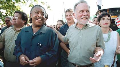 El reverendo Al Sharpton (derecha) junto al líder del Partido Independentista Puertorriqueño Rubén Berríos, quien tuvo un papel central al mantener un campamento por meses en las tierras de la Marina.