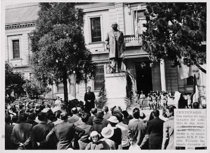 El reverendo Filippo pronuncia un discurso en el Asilo Humberto I, con motivo del centenario del natalicio de Antonio Devoto, en 1933.