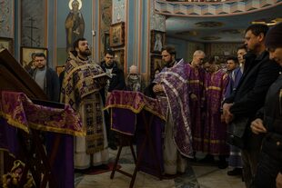 El reverendo Sergiy Rybakov lidera un servicio dominical el mes pasado