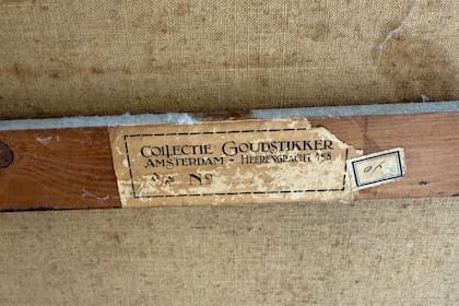El reverso del cuadro hallado en Países Bajos, donde figura el nombre del galerista Goudstikker