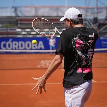 El revés a una mano de Dominic Thiem en Córdoba; el austríaco se entrenó, sintió dolores en la mano derecha y se bajó del torneo. 