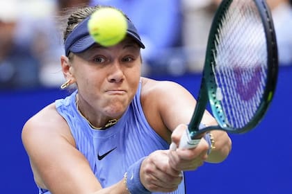 El revés de dos manos de Amanda Anisimova, en acción (AP Photo/Yuki Iwamura)