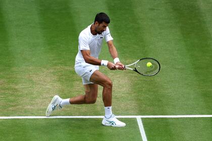 El revés de dos manos de Djokovic desde una esquina; el serbio va por su octavo trofeo en el All England