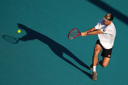 El revés de dos manos de Tommy Paul; el estadounidense sumó varios puntos con ese golpe (Photo by Rich Storry / GETTY IMAGES NORTH AMERICA / Getty Images via AFP)