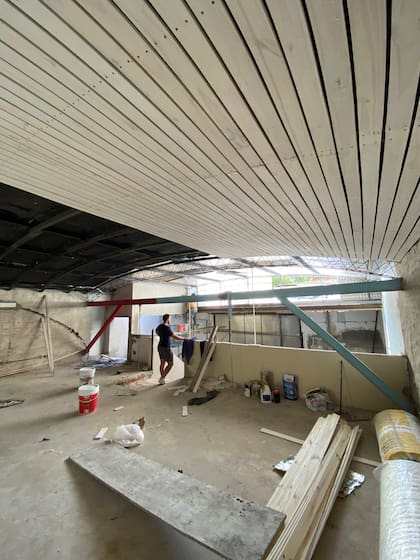 El revestimiento del techo de chapa, aun conservando su forma original, es clave en la nueva identidad del espacio.