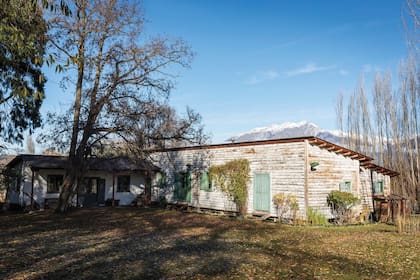 El revestimiento exterior fue pintado a la cal y patinado por Cathy.