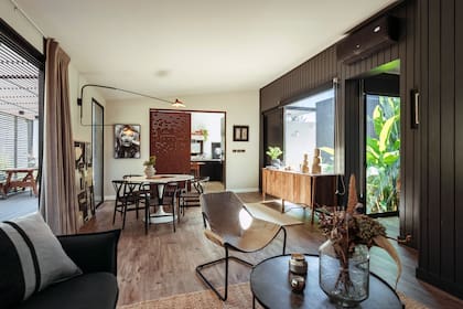 El revestimiento negro toma la parte conectada con el exterior de chapa. El AC, debidamente camuflado.