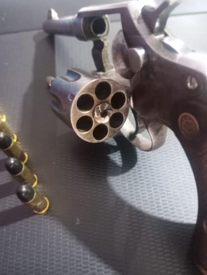 El revólver calibre 22 largo con número de serie suprimido y proyectiles, hallado en la vivienda donde funcionaba la usina de clonación