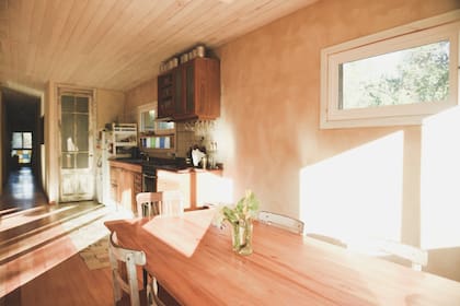 El revoque fino se hizo con tierra, arena y engrudo cocido, todo tamizado (para las paredes claras se usó la arcilla patagónica Caolín AF200).