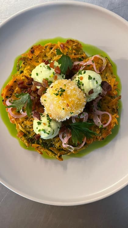 El revuelto gramajo fue uno de los platos que eligieron reinterpretar. Aquí lo hacen con papa rösti y una emulsión de arvejas como base, y con una yema de huevo rebozada en panko.