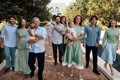 El rey Abdalá II y la reina Rania eligieron una foto familiar en el jardín de Al-Maqar (Amán): Rania sostiene a la pequeña Iman y el rey lleva en brazos a Amina, la última incorporación del clan