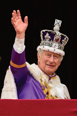 El Rey agradece las muestras de afecto de la multitud que aguardaba su aparición, para marcar el inicio de una nueva época en la monarquía británica.
