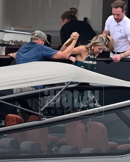 El rey ayudándola a Máxima a descender del TM Blue One con la mirada atenta de uno de los tripulantes. El barco cuenta con un staff de entre nueve y diez empleados para atender a los invitados de Valentino.