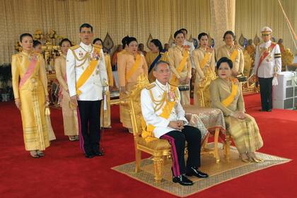El rey Bhumibol Adulyadej y la reina Sirikit de Tailandia posan frente a la familia real tailandesa en la Plaza Real, el 9 de junio de 2006, en Bangkok. Ese día Tailandia iniciaba una
celebración de cinco días para conmemorar el 60° aniversario de la ascensión al trono del Rey
