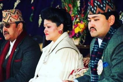El rey Birendra, su esposa, la reina Aishwary y Dipendra, en una gala real