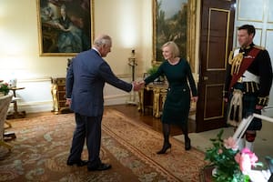 El incómodo momento entre el rey Carlos III y Liz Truss en su primera reunión que se hizo viral