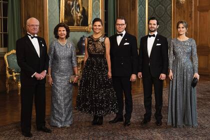 El rey Carl Gustaf, la reina Silvia, la princesa Heredera Victoria, el príncipe Daniel, el príncipe Carlos Felipe y la princesa Sofía saludan a los invitados a la Cena de Suecia en el Palacio Real de Estocolmo el 20 de enero de 2023.