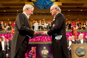 El rey Carlos Gustavo de Suecia entrega al escritor peruano Mario Vargas Llosa la medalla y el diploma que le acreditan como Premio Nobel de Literatura 2010