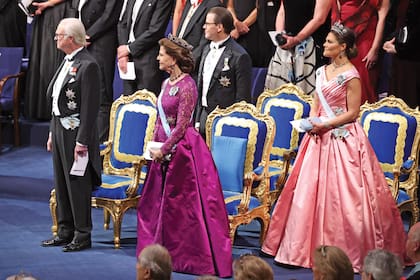 El rey Carlos Gustavo presidió la ceremonia y entregó los respectivos diplomas.