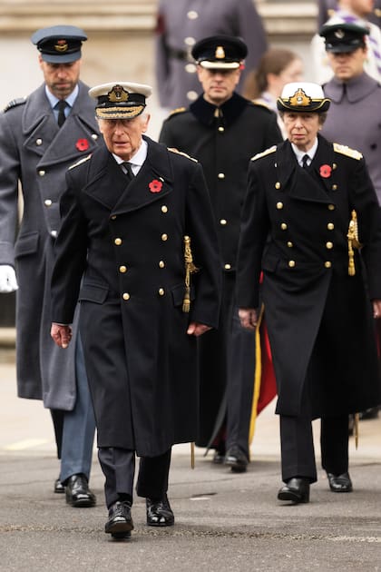 El rey Carlos III,
a su derecha, la
princesa Ana y
detrás, su hijo, el
príncipe William,
y su hermano, el
príncipe Eduardo.
Todos vistieron
uniforme militar
y con el broche
de la amapola
en la solapa,
como manda el
protocolo.
