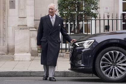 El rey Carlos III, al dejar una clínica en Londres, el 29 de enero. (AP/Alberto Pezzali, File)