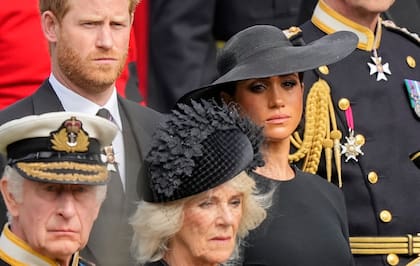 El rey Carlos III, Camilla, el príncipe Harry y Meghan asisten al servicio fúnebre de Estado de la reina Isabel II en la Abadía de Westminster, Londres, lunes 19 de septiembre de 2022. 