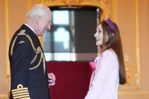 El Rey Carlos III condecora con la investidura de la Orden del Imperio Británico a la bailarina argentina Marianela Núñez