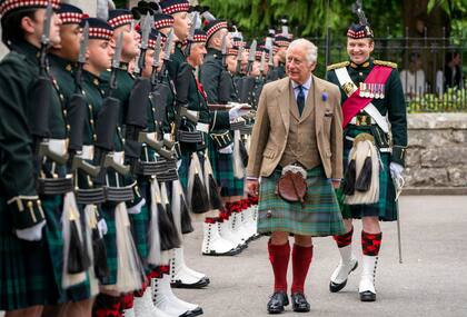 El rey Carlos III de Gran Bretaña inspecciona la Compañía Balaklava, 5.º Batallón, Regimiento Real de Escocia, a las puertas de Balmoral, Escocia, el lunes 21 de agosto de 2023. (Jane Barlow/Piscina vía AP)