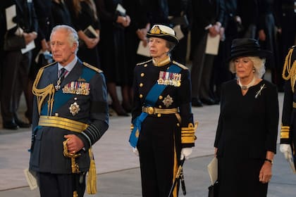 El rey Carlos III de Gran Bretaña, la princesa Ana, y la reina consorte Camilla presentan sus respetos en el interior del Westminster Hall, en el Palacio de Westminster, donde se colocará el ataúd de la reina Isabel II, en Londres el 14 de septiembre de 2022.