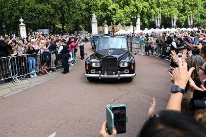 El rey Carlos III de Gran Bretaña llega en automóvil al Palacio de Buckingham en Londres