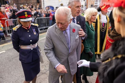 El rey Carlos III de Gran Bretaña reacciona después de que le lanzaran un huevo durante una ceremonia en Micklegate Bar, en York, al norte de Inglaterra, el 9 de noviembre de 2022, como parte de una gira de dos días por Yorkshire.