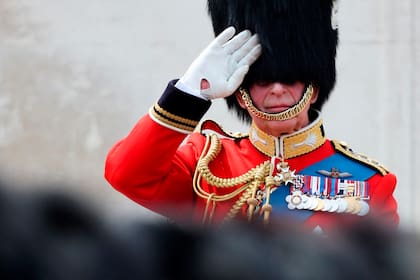 El rey Carlos III de Gran Bretaña saluda fuera del Palacio de Buckingham después del desfile del cumpleaños del rey