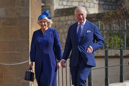 El rey Carlos III de Gran Bretaña y Camila, la reina consorte, asisten al servicio de Pascua en la capilla de San Jorge, el domingo 9 de abril de 2023, en Windsor, Inglaterra