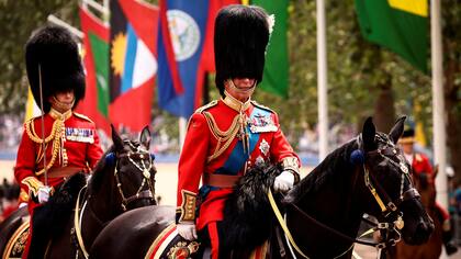 El rey Carlos III de Gran Bretaña y el príncipe Eduardo de Gran Bretaña, Duque de Edimburgo regresan al Palacio de Buckingham después del desfile "Trooping the Colour"