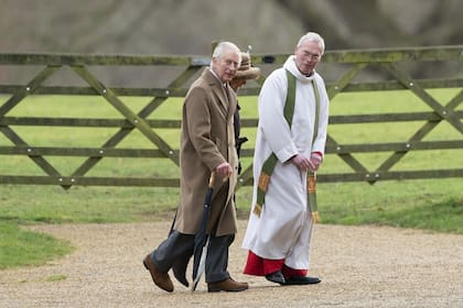 El rey Carlos III de Gran Bretaña y la reina Camilla llegan para asistir a un servicio religioso dominical en la iglesia de Santa María Magdalena en Sandringham, Inglaterra, el domingo 4 de febrero de 2024.