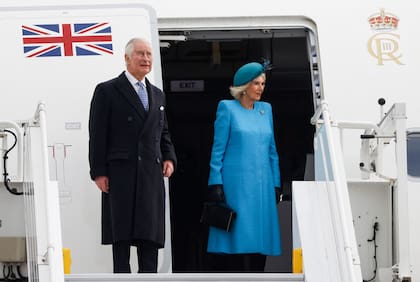 El rey Carlos III de Gran Bretaña y la reina consorte Camila de Gran Bretaña bajan de su avión después de aterrizar en el aeropuerto de Berlín Brandeburgo en Schoenefeld, cerca de Berlín, el 29 de marzo de 2023