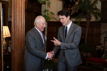 El rey Carlos III de Inglaterra (izq) con el primer ministro canadiense Justin Trudeau en Norfolk, Inglaterra, el 3 de marzo del 2025