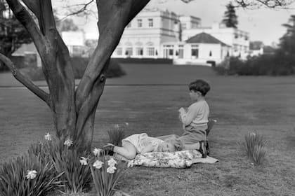 El rey Carlos III en su infancia, junto a su hermana, la princesa real Ana, en 1954. Los hijos mayores de la reina Isabel II disfrutan de una tarde en el jardín de Royal Lodge que por entonces era la residencia de su abuela, la Reina Madre