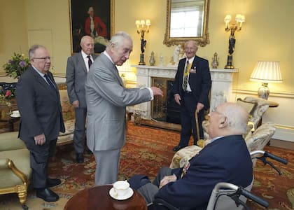 El rey Carlos III, en una reunión en el Palacio de Buckingham. ( Jonathan Brady/Pool Photo via AP)