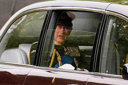 El rey Carlos III es conducido a la Abadía de Westminster para el funeral de su madre, la reina Isabel II