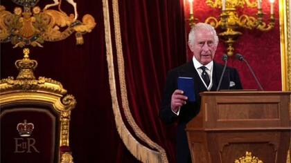 El rey Carlos III es el jefe de Estado de Reino Unido, pero sus poderes son principalmente simbólicos y ceremoniales