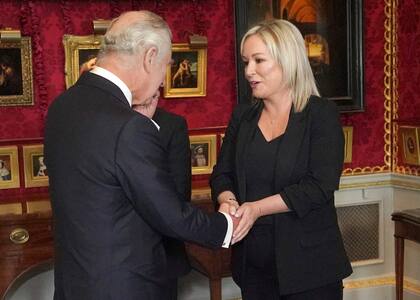 El rey Carlos III (izquierda) de Gran Bretaña le da la mano a la viceprimera ministra de Irlanda del Norte y líder del norte del partido republicano irlandés Sinn Fein, Michelle O'Neill (derecha), en el castillo de Hillsborough en Belfast 
