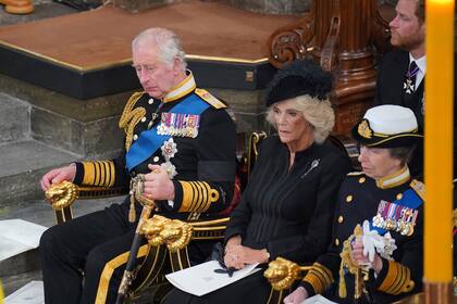 El rey Carlos III junto a su mujer, Camilla, y su hermana, Ana, durante la ceremonia en la Abadía de Westminster