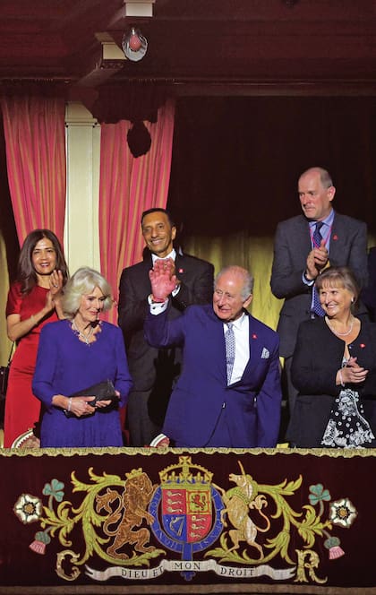 El rey Carlos III
saluda minutos
antes de dar
comienzo a la
ceremonia