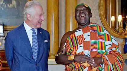 El rey Carlos III se reunió con el asantehene Otumfuo Osei Tutu II en el Palacio de Buckingham para su coronación el año pasado