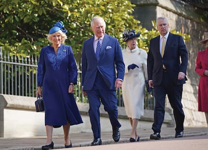 El rey Carlos III y Camilla, la reina consorte, la princesa Ana, la princesa real (segunda derecha) y el príncipe Andrés, duque de York (derecha) asisten al servicio de Pascua Mattins en el Castillo de Windsor el 9 de abril de 2023 en Windsor, Inglaterra. 