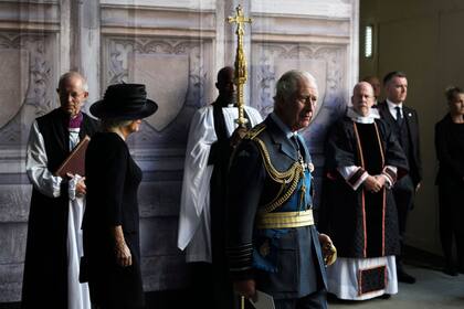 El rey Carlos III y Camilla, la reina consorte, se van después de un servicio para la reina Isabel II en el Palacio de Westminster