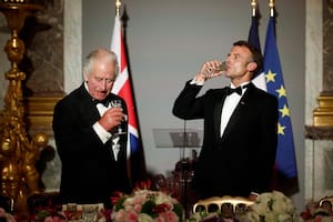 Celebridades, langosta azul y un gesto inesperado: el fastuoso banquete francés en Versalles para Carlos III