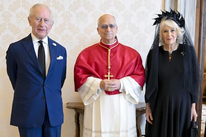El rey Carlos III y la reina Camila del Reino Unido se reúnen con el papa León XIV en la Ciudad del Vaticano